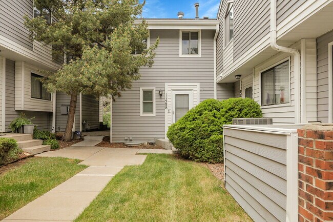 Building Photo - $2,600 - 3 Bed, 1.5 Bath Condo in Aurora w...