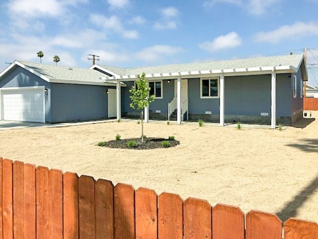 Building Photo - Newer home for rent on large lot!