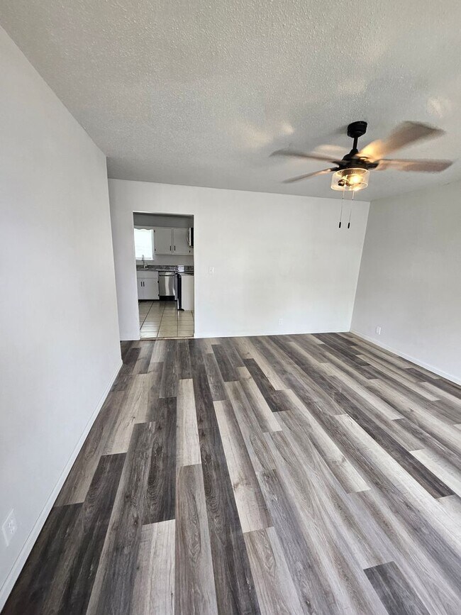 Foto del edificio - 3 bed, 1.5 bath in a great location! Fenced in yard!