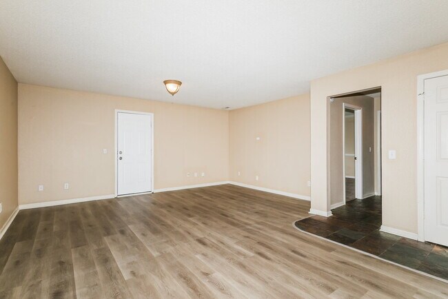 Foto del edificio - 720 Treyburn Lakes Way