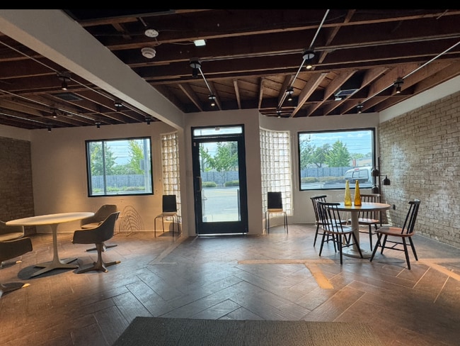Foto del edificio - 5277 W Jefferson Blvd