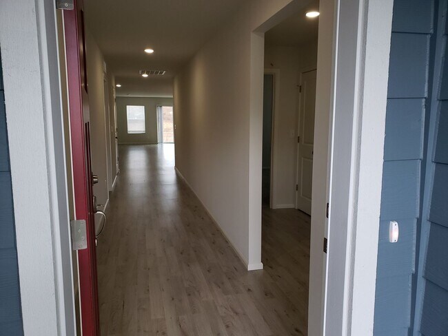 Building Photo - 4 bedrooms 1.75 baths! Located in The Pres...