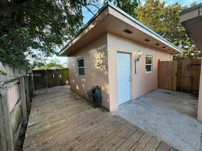 Building Photo - 450 NW 43rd Pl