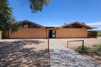 Building Photo - 677 E Clarion Dr