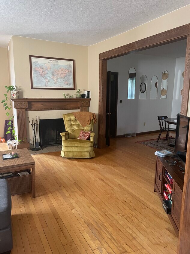 living room from 3-season - 916 Broadway N