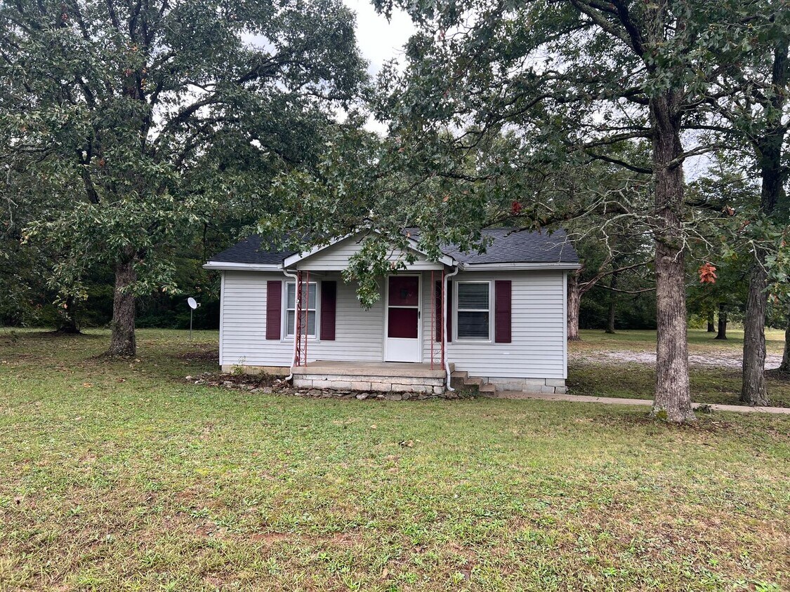 Primary Photo - Cute 2 Bedroom / 1 Bath Home - Large yard ...