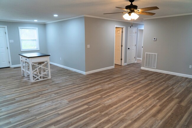 Building Photo - Charming newly remodeled home nestled in t...