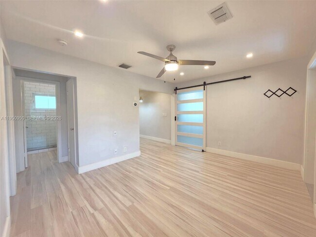 Foto del edificio - 250 NE 42nd St