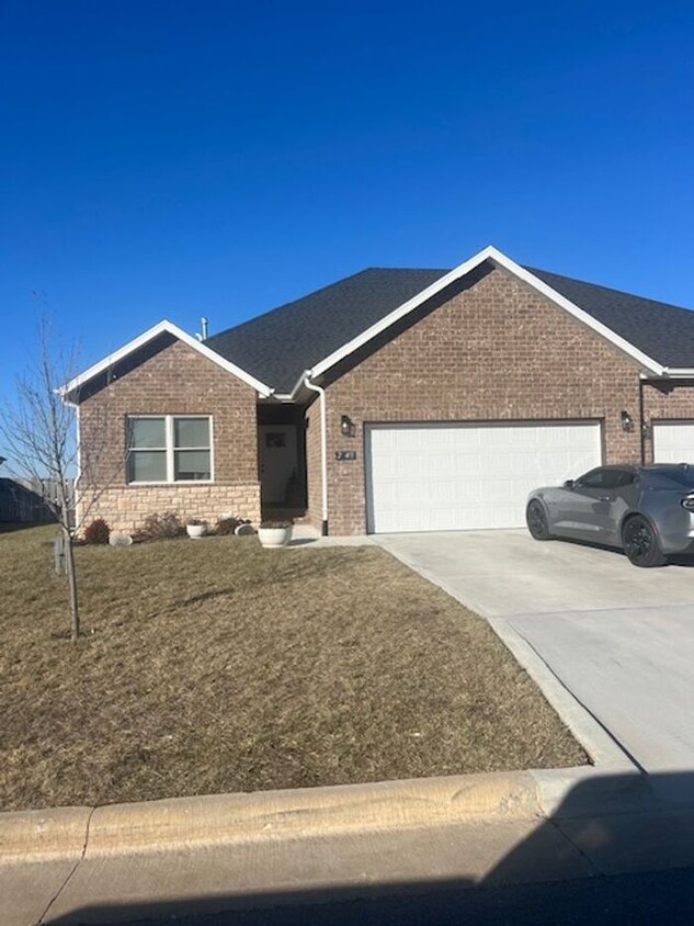 Primary Photo - Beautiful 3 bedroom townhomes in Ozark! Lo...