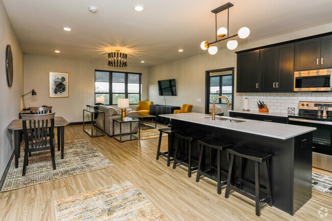 2BR, 2BA - 1,094SF - Fairway Apartments