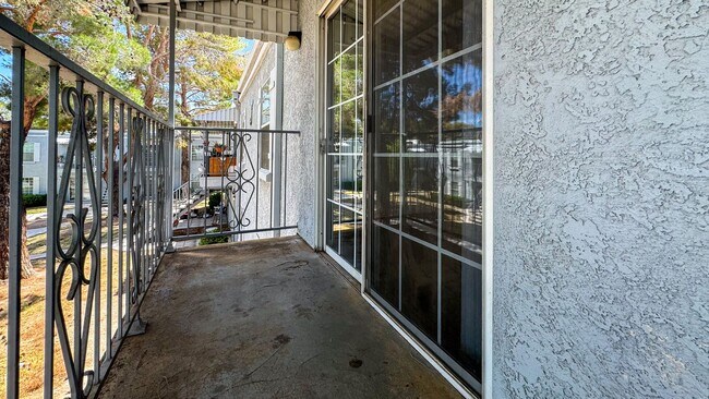Building Photo - Las Vegas 2-Bed, 2-Bath Condo in Secure Ga...