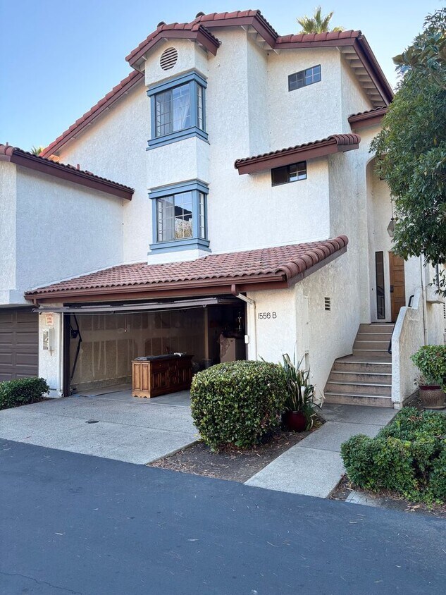 Foto principal - Spacious 3 bedrooms 3 full baths home in C...