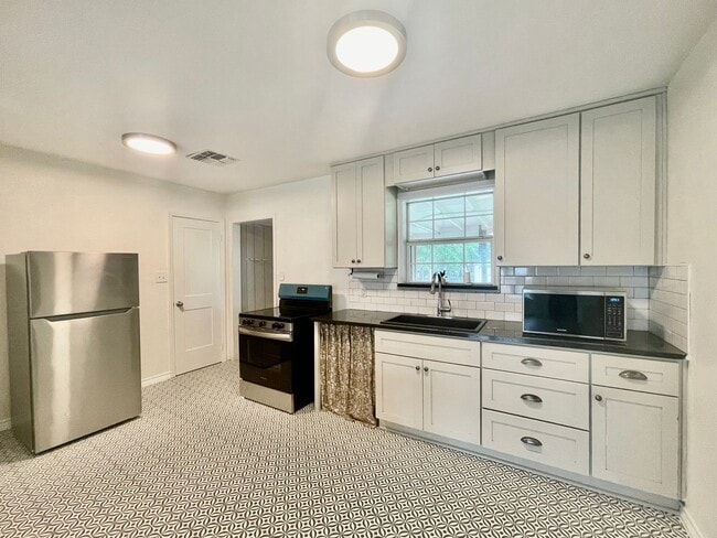 Building Photo - Fully Updated & Unbeatable Location