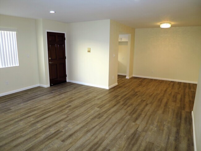 Building Photo - 520 W Elk Ave