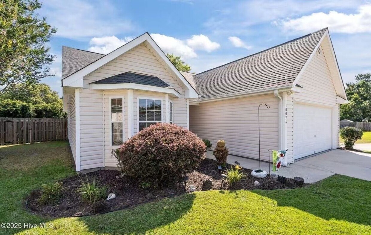 Foto principal - Charming 3BR House in Leland,NO HOA commun...