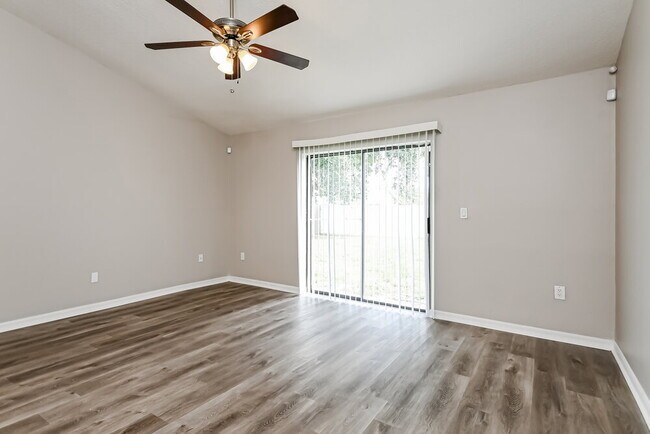 Foto del edificio - 351 Montgomery Ct