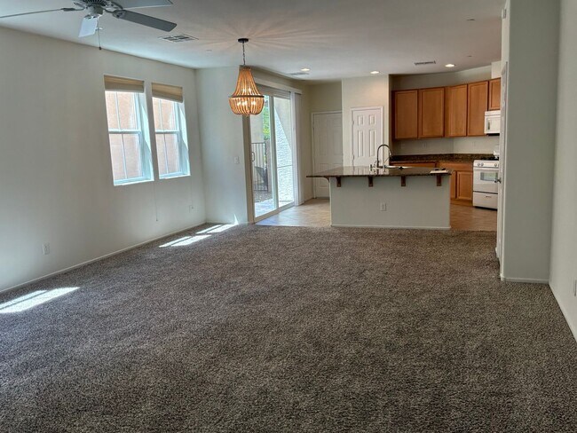 Foto del edificio - 2 Story detached home 3 bedrooms 2.5 bathrooms 2 car garage