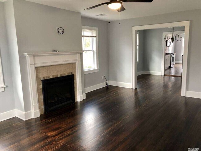 Building Photo - 27 Penataquit Pl