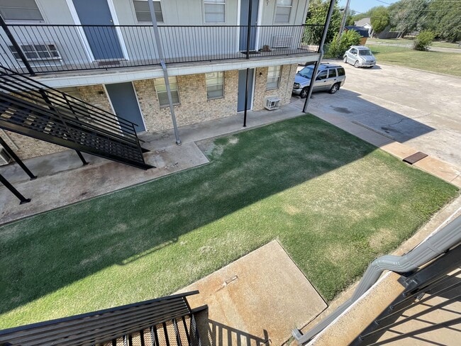 Building Photo - 1502 NW Kingsbury Ave