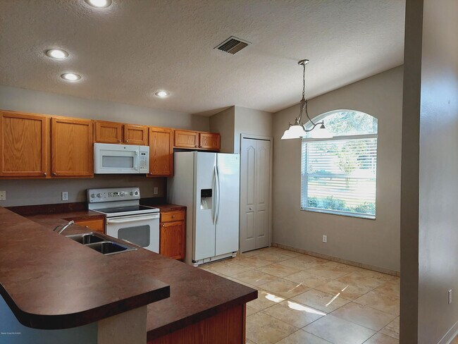 Building Photo - 648 Macon Dr