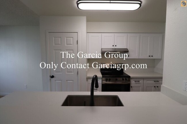 Foto del edificio - 1488 NE Paropa Ct