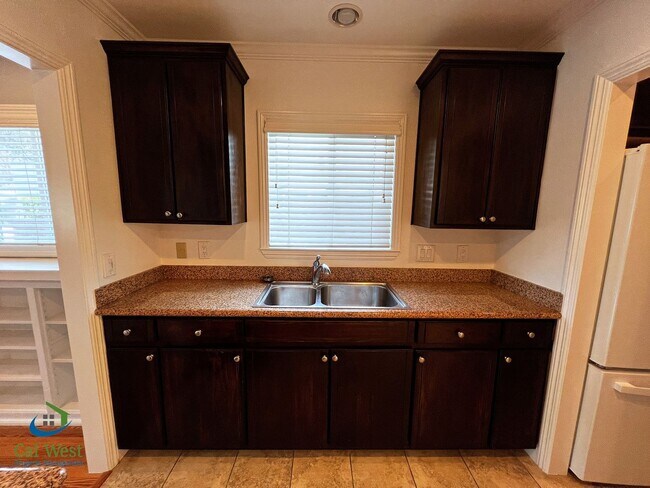 Foto del edificio - $3600 Beautiful Cottage Style 2 Bed 1 Bath...