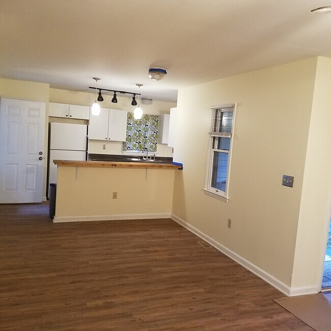 DR a la cocina - 1240 Louise Ave