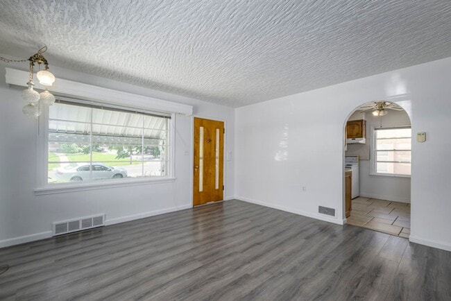 Building Photo - Single Family Home in Great Location!