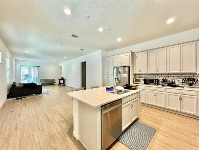 Building Photo - 827 Winterside Dr