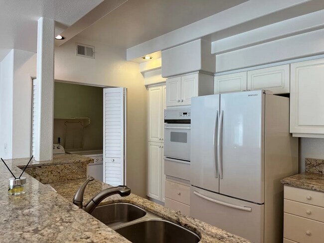 Building Photo - Beautiful 3 Bedroom Townhome in La Jolla N...