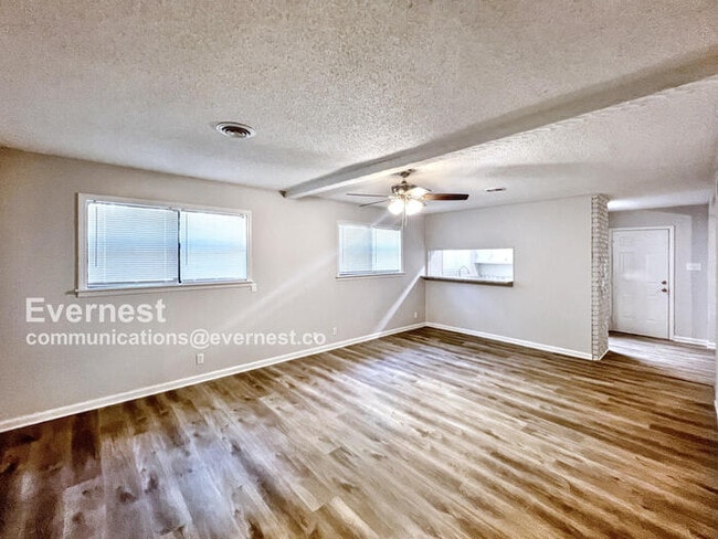 Building Photo - 1202 Town and Country Dr