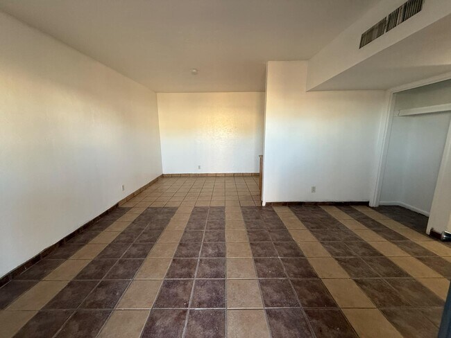 Foto del edificio - 2419 N Geronimo Ave