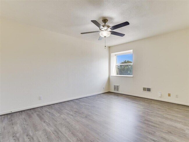 Building Photo - 2804 Westhill Dr