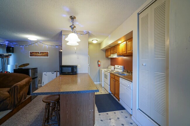 Building Photo - 1409 McCain Ln