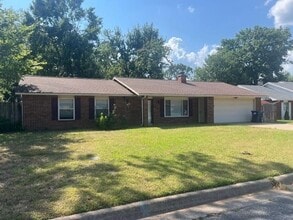Building Photo - 904 N Oriole Ave
