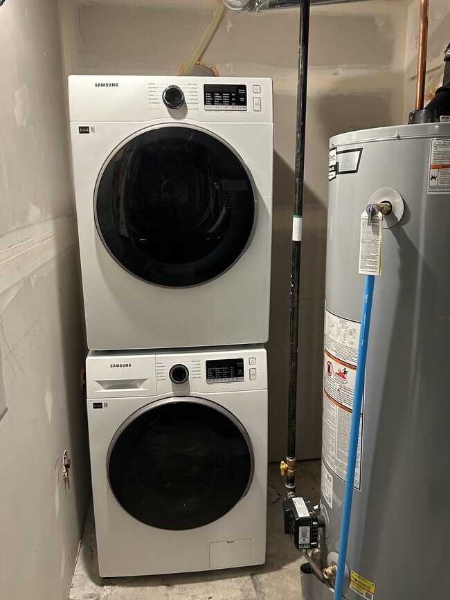 Photo du bâtiment - 11935-11946 46 St NW