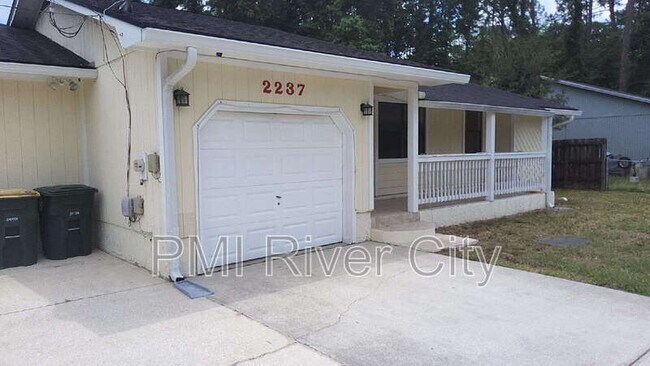Building Photo - 2237 Lake Dr