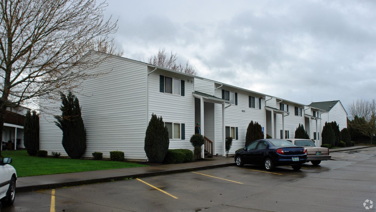 Building Photo - Queen Oaks