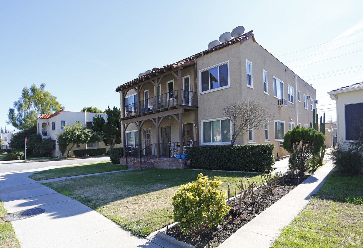 Foto del edificio - 800-802 W Glenoaks Blvd