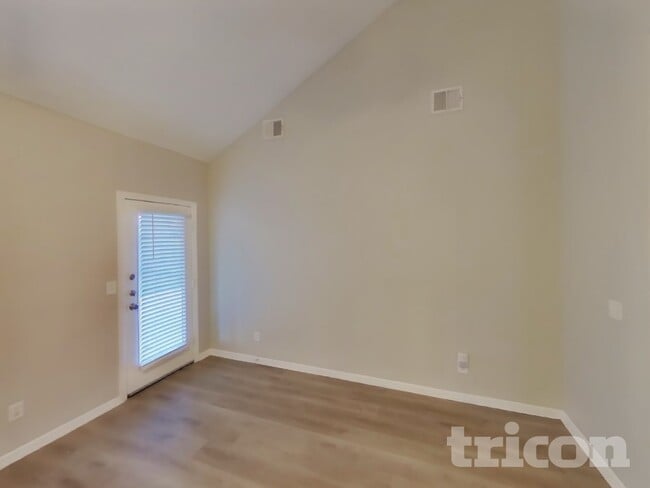 Building Photo - 511 Wolf Dr