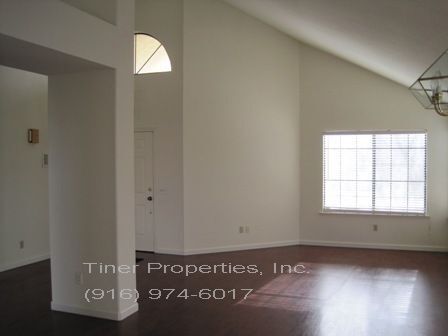 Building Photo - Fabulous 4 Bedroom in Elk Grove!