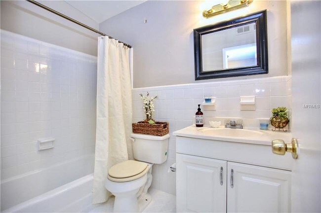 Building Photo - 6204 Perrine Dr