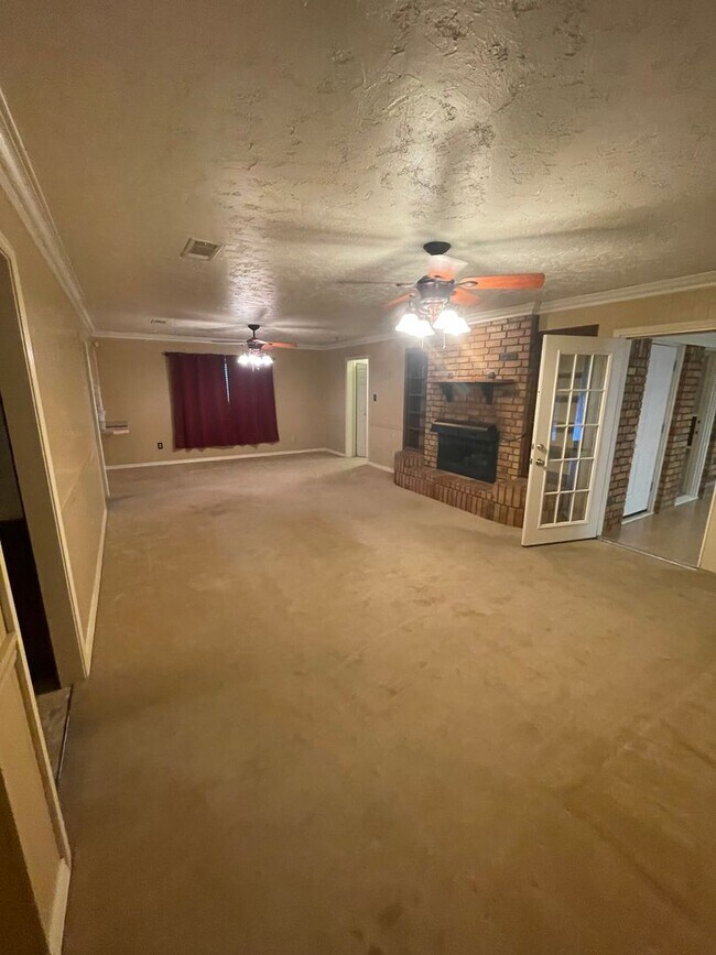Building Photo - Gorgeous 3 Bedroom Home with Sunroom and Bonus Room!