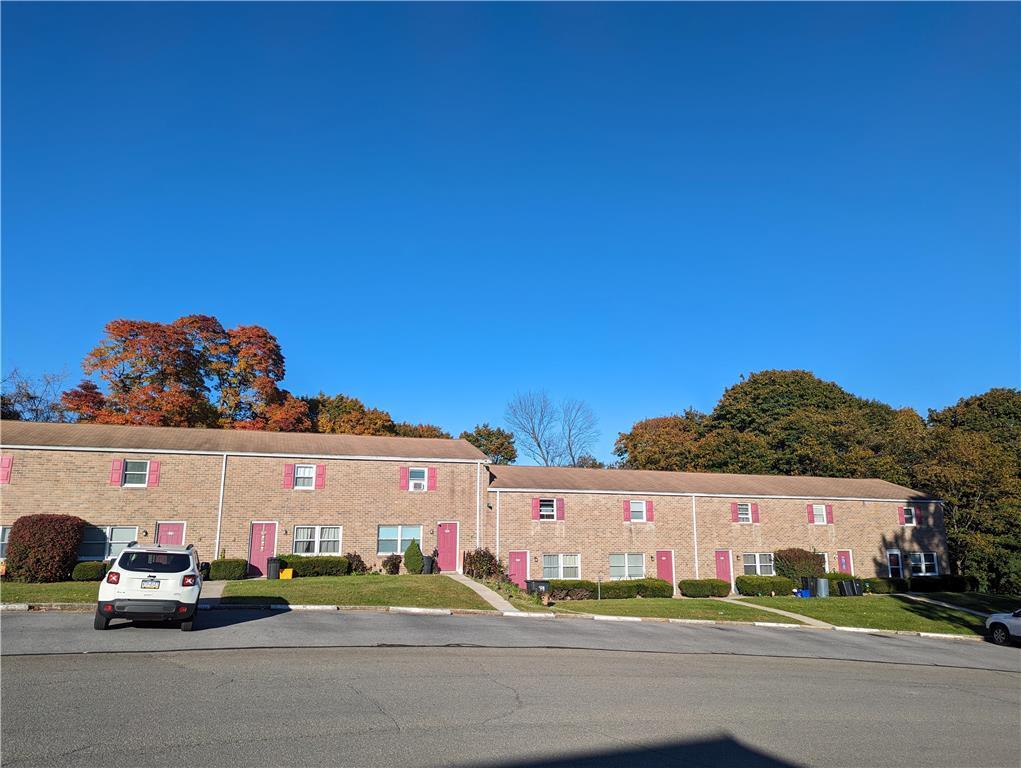 Primary Photo - 121 E Hillcrest Ln