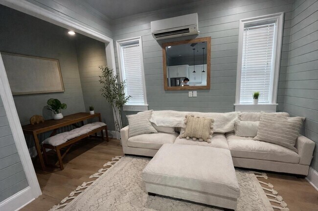 Foto del edificio - 5036 Golden Forest Dr