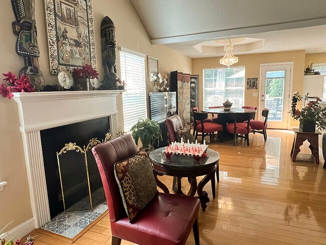 Sala de estar y comedor parciales - 1009 Crest Ridge Pl SW