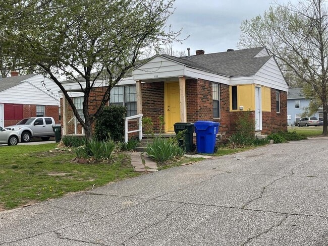 Building Photo - ADORABLE 2 BEDROOM DUPLEX FOR LEASE