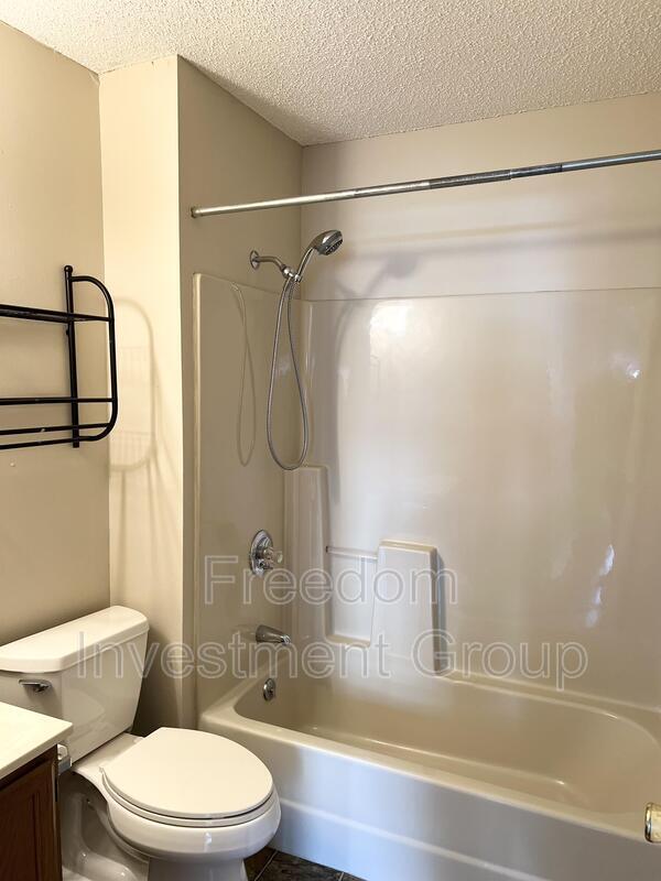 Building Photo - 2105 Silverbrook Dr
