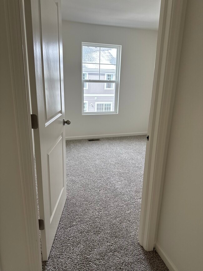 Building Photo - 335 Basin Ct