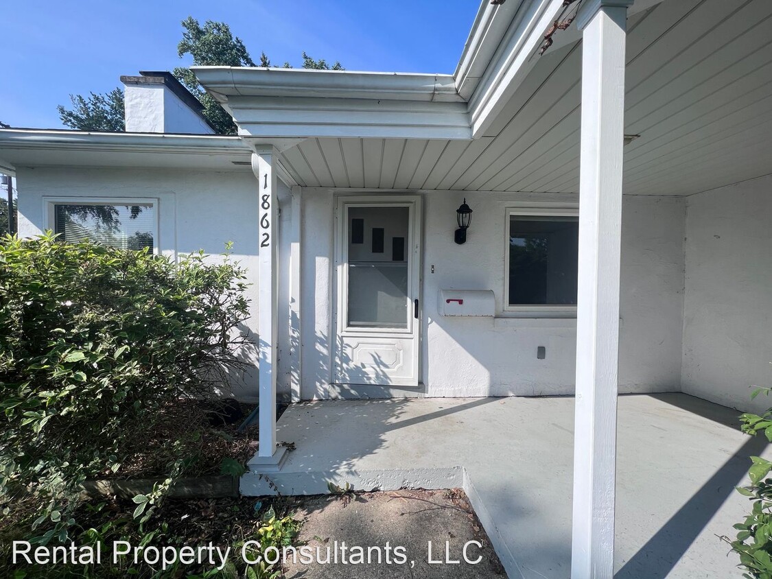 Primary Photo - 2 br, 1 bath House - 1862 Lake Michigan Dr...